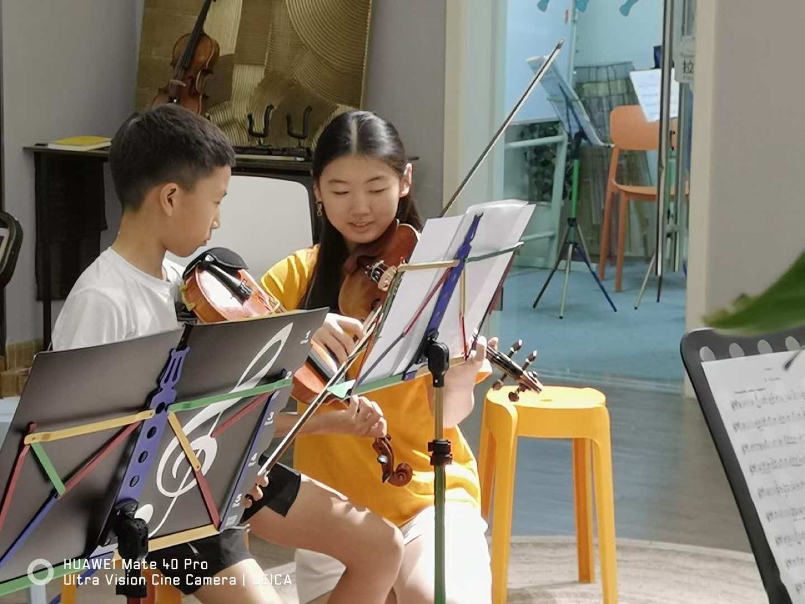 One-to-one violin coaching during rehearsal